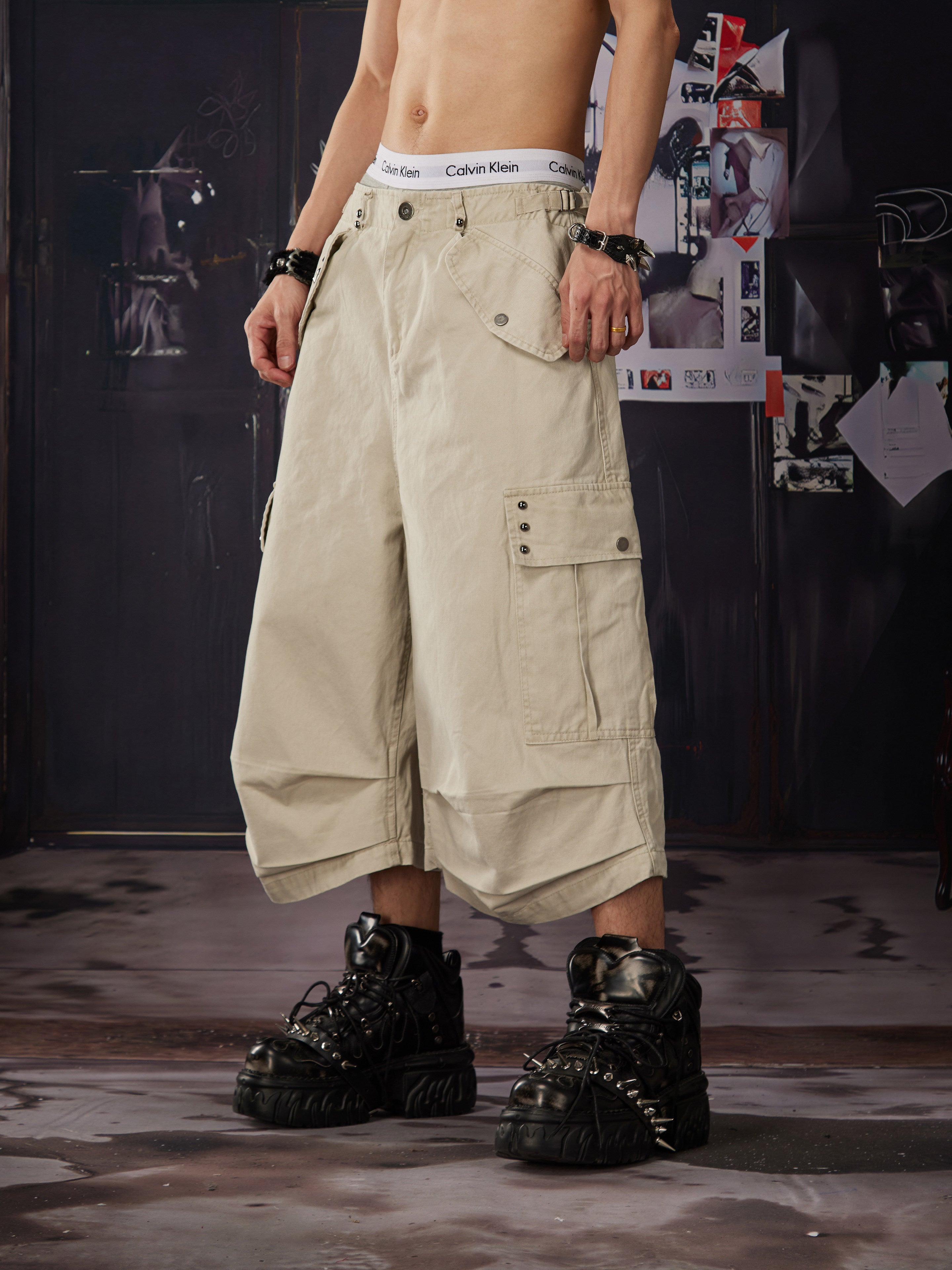 NOMANIAI Worn-out rivet flap pleated multi-pocket short pants