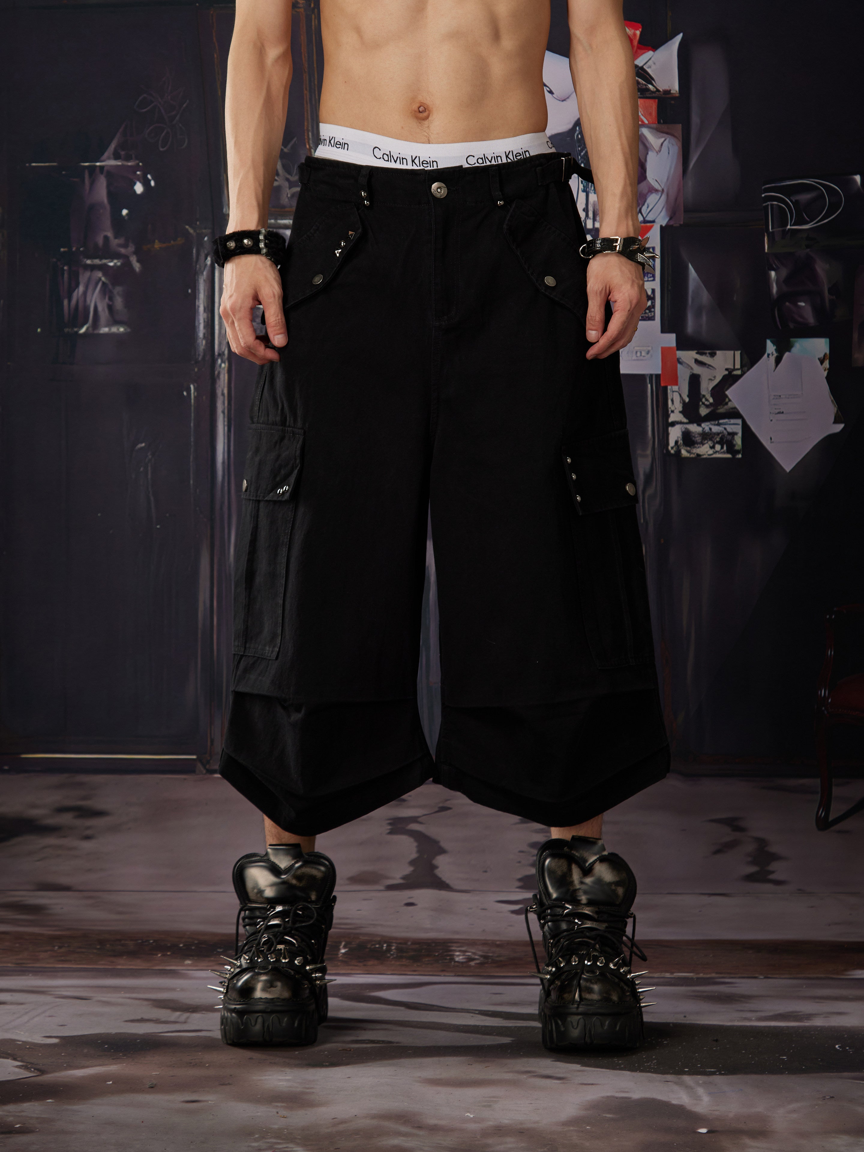 NOMANIAI Worn-out rivet flap pleated multi-pocket short pants