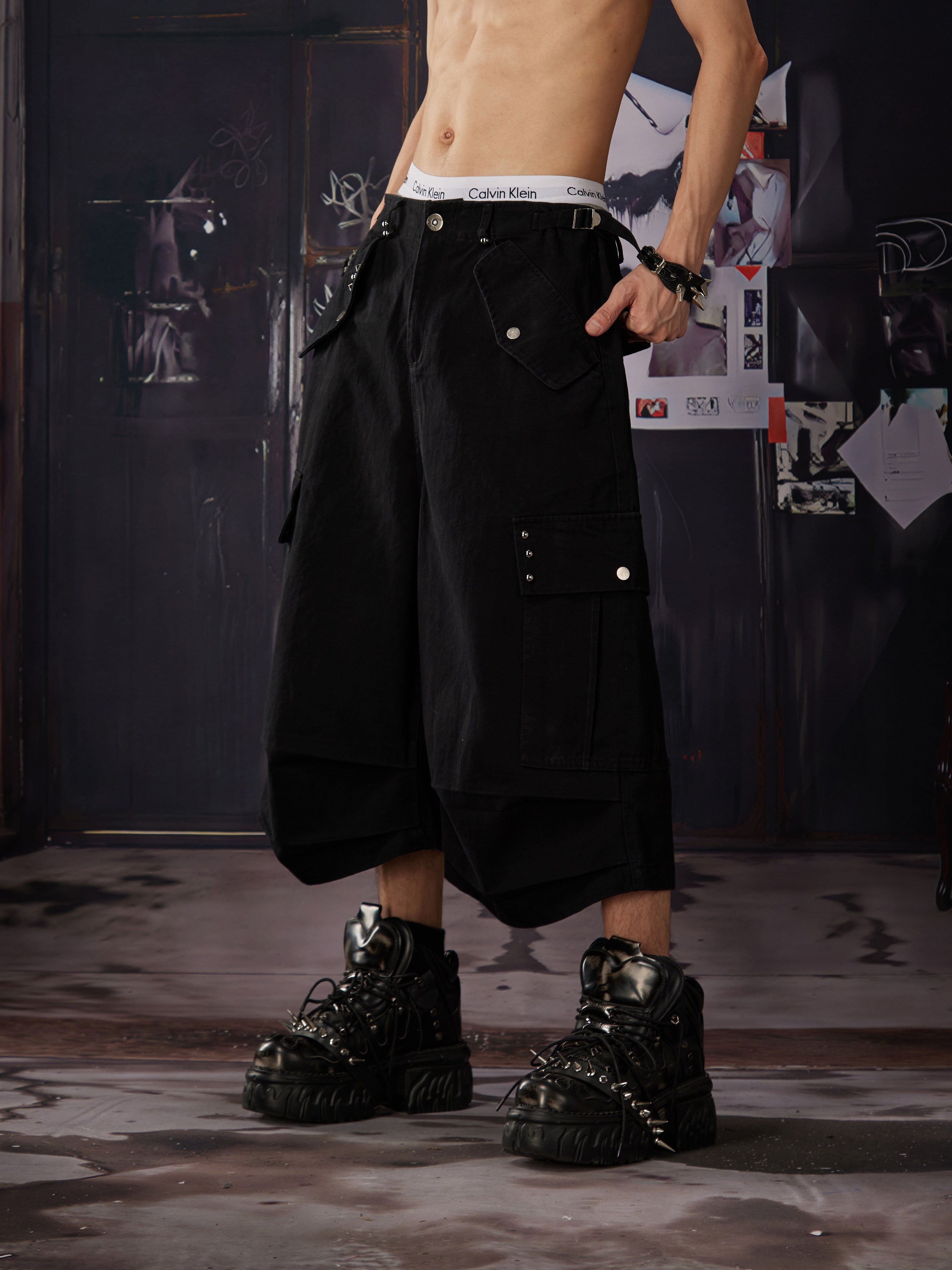NOMANIAI Worn-out rivet flap pleated multi-pocket short pants