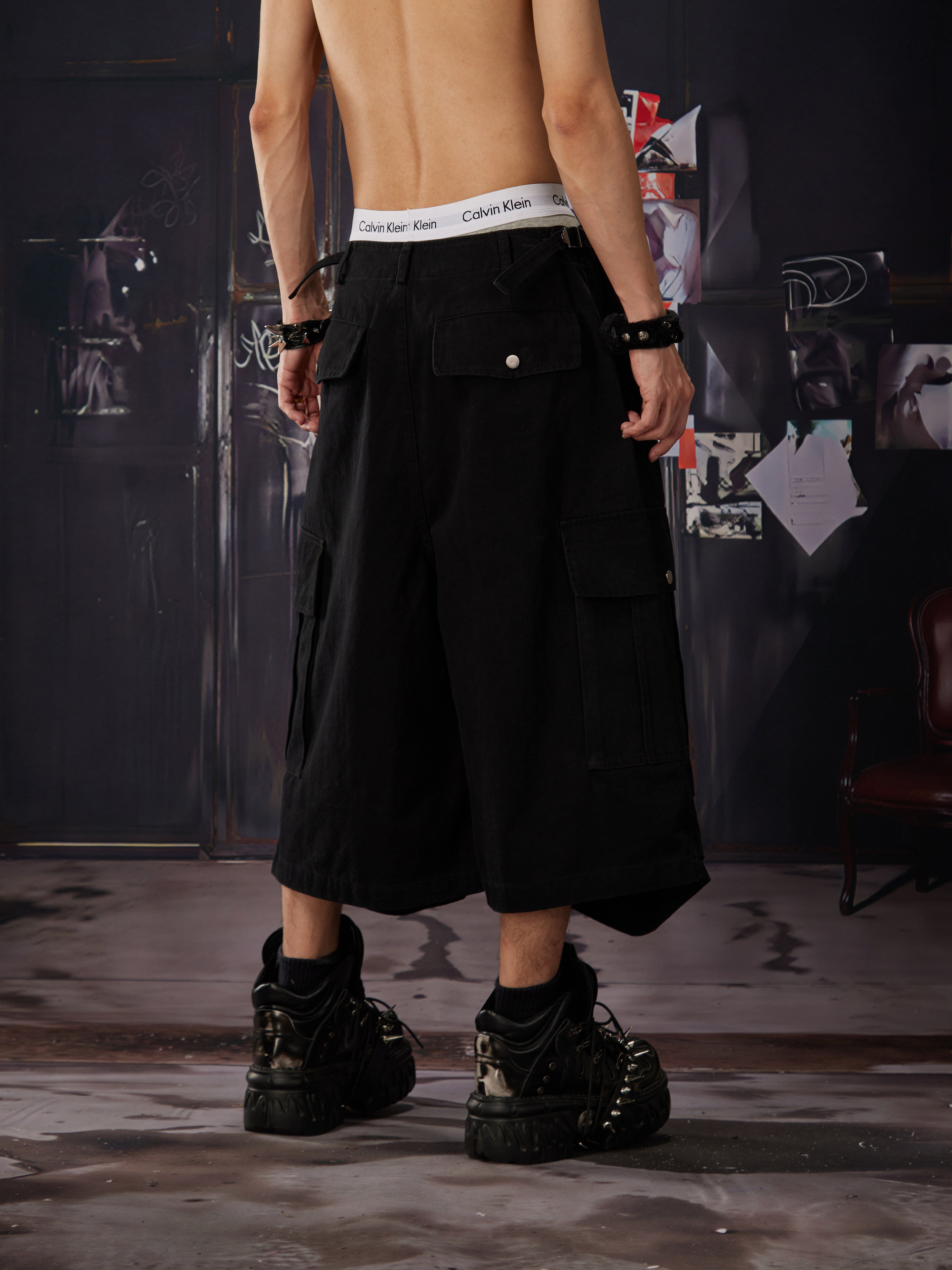NOMANIAI Worn-out rivet flap pleated multi-pocket short pants