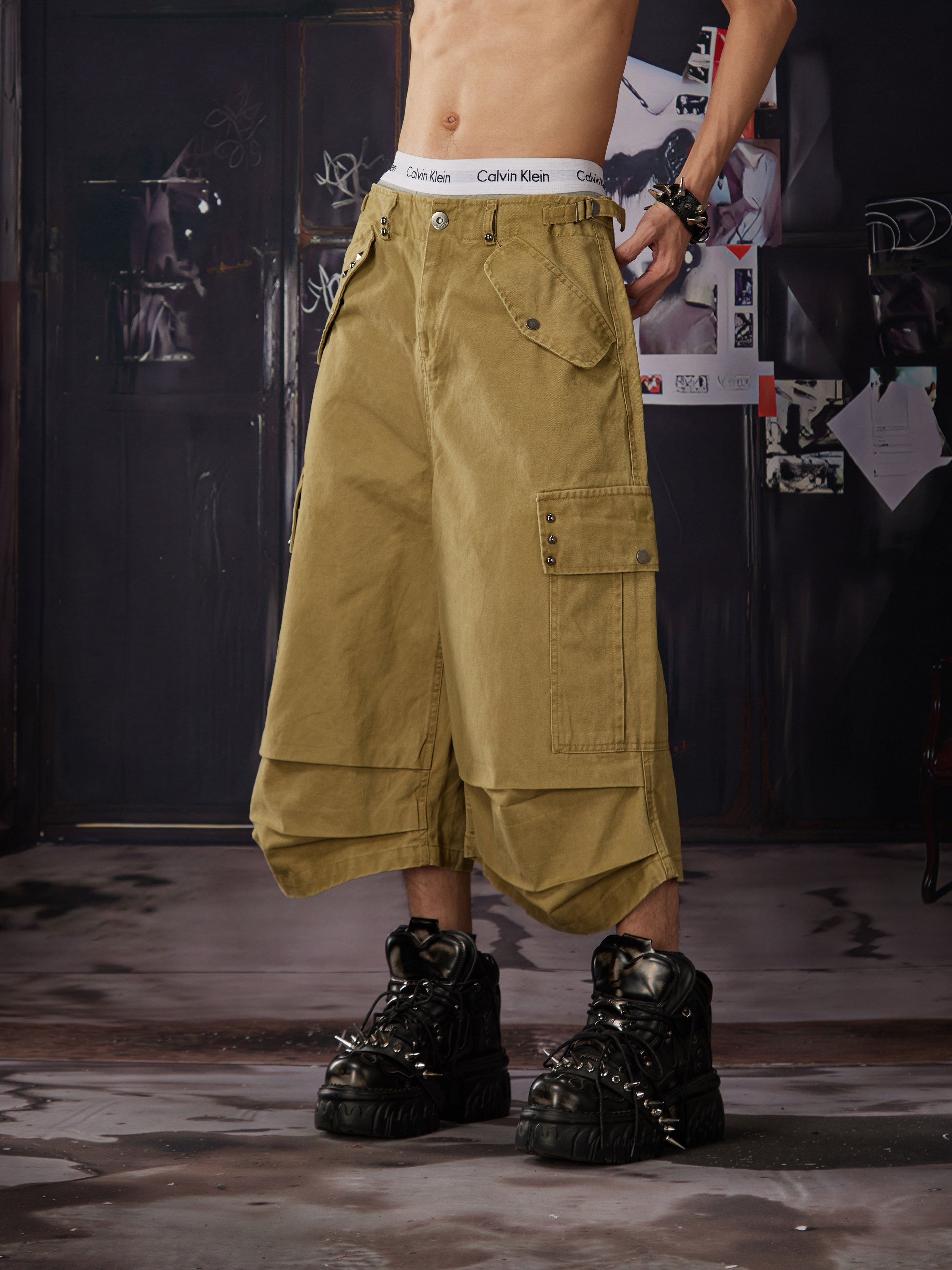 NOMANIAI Worn-out rivet flap pleated multi-pocket short pants