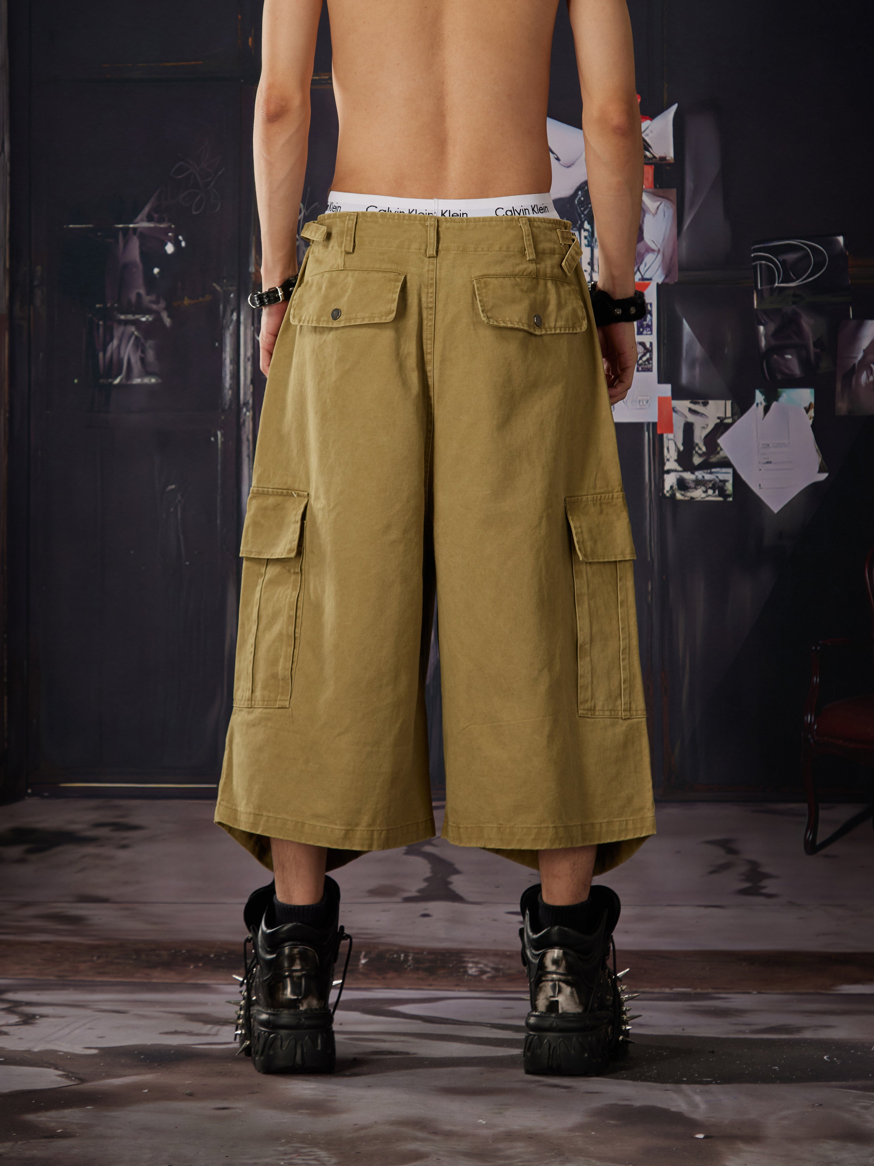 NOMANIAI Worn-out rivet flap pleated multi-pocket short pants