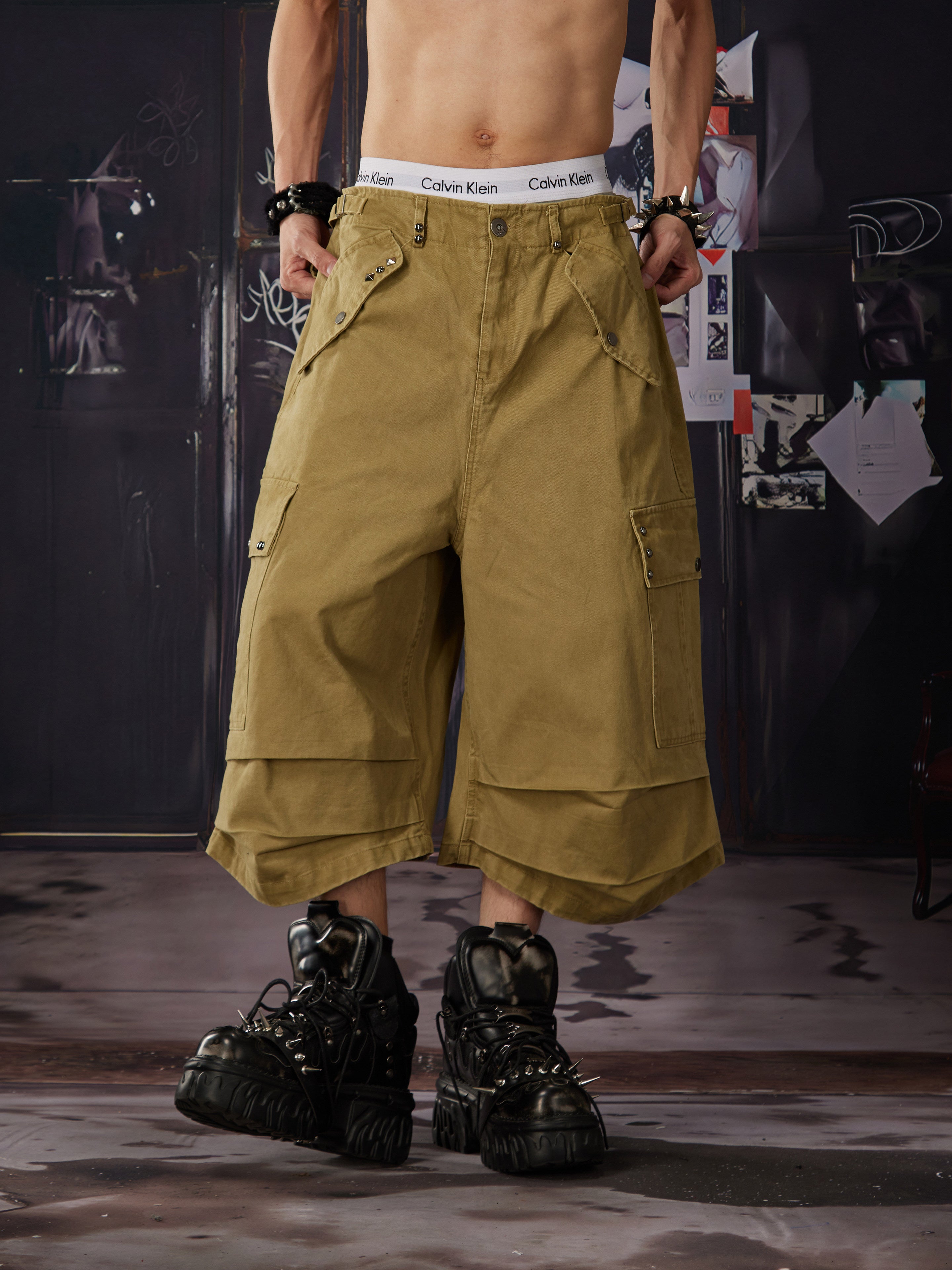 NOMANIAI Worn-out rivet flap pleated multi-pocket short pants
