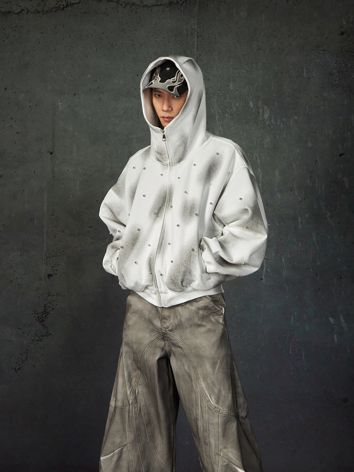 NOMANIAI Pearl Decor Distressed Spray Paint Hoodie