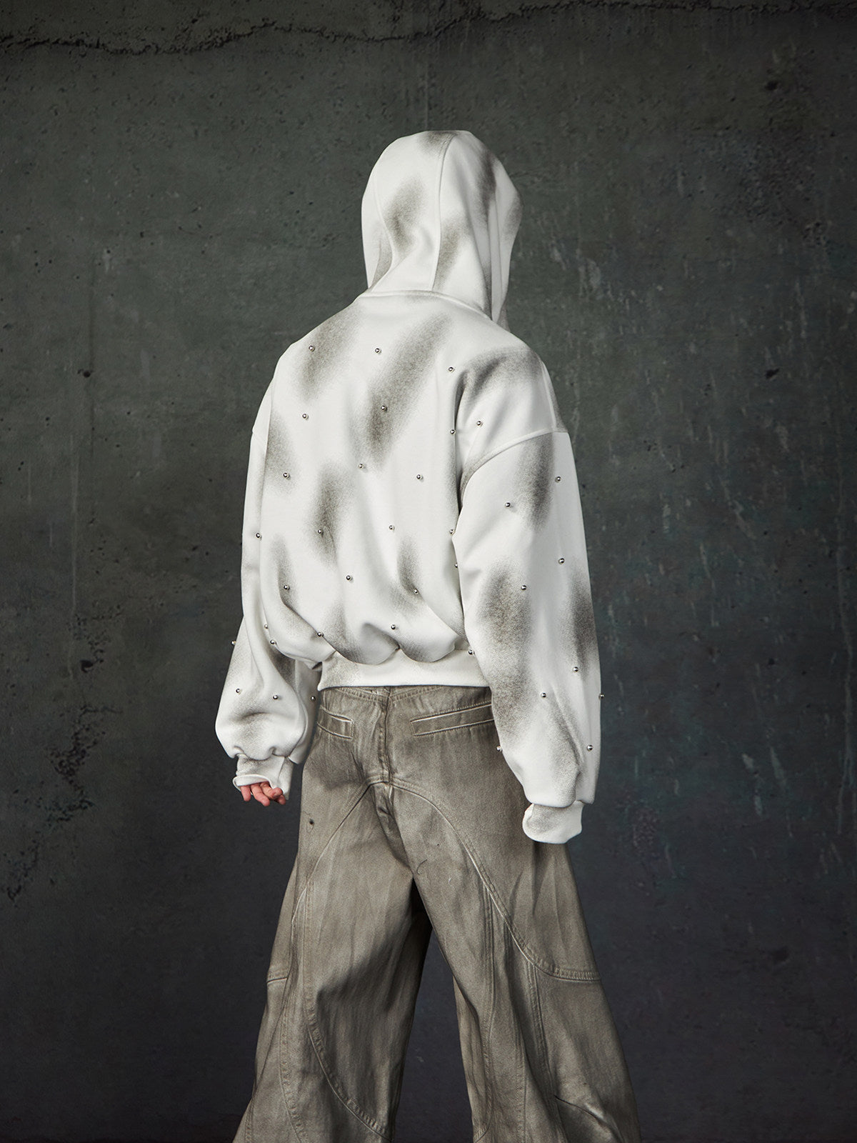 NOMANIAI Pearl Decor Distressed Spray Paint Hoodie