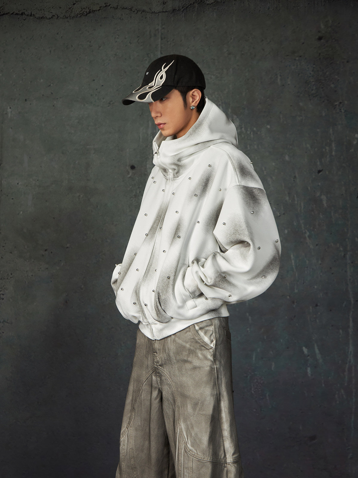 NOMANIAI Pearl Decor Distressed Spray Paint Hoodie