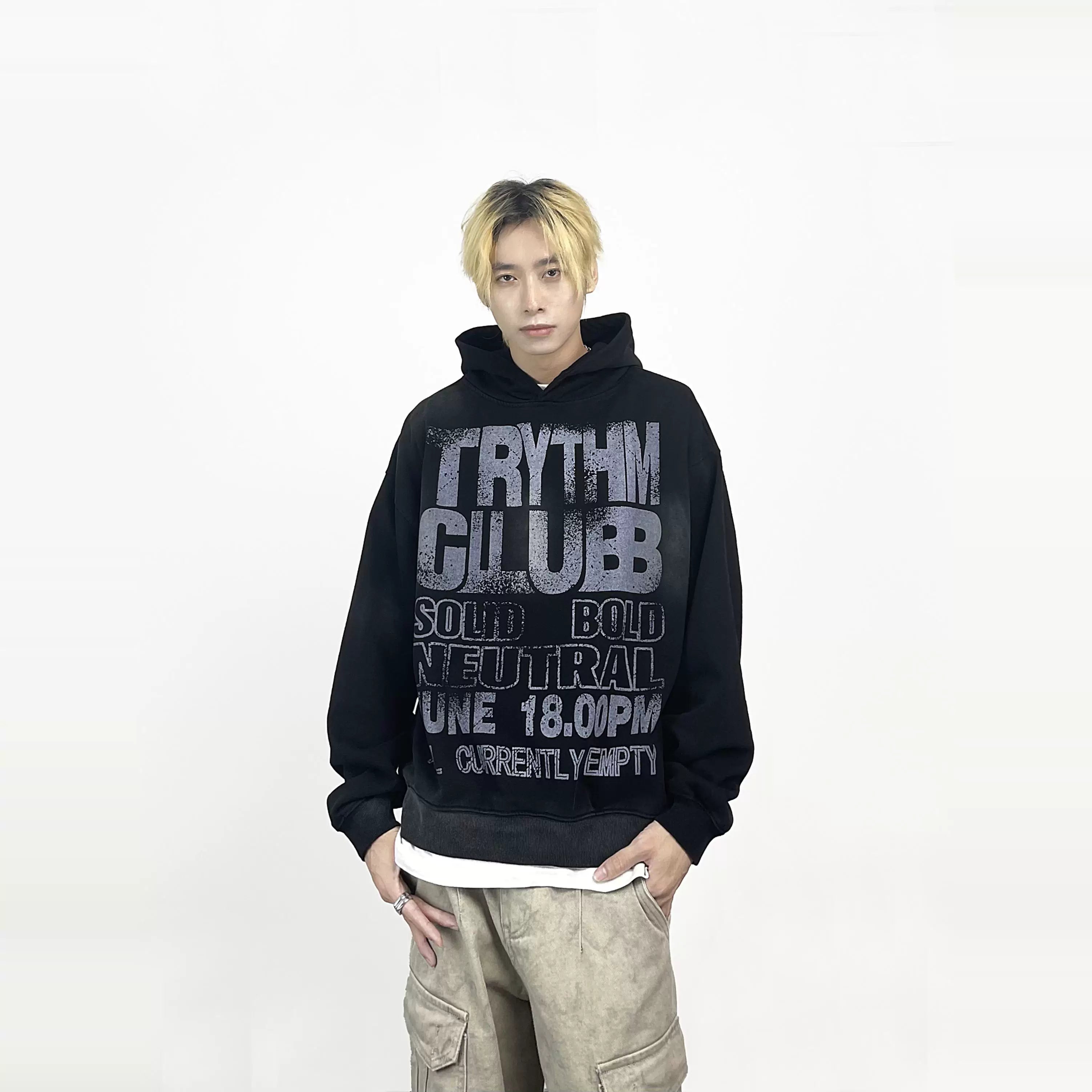 A short-sleeved hooded t-shirt with knife tie-dyeing design